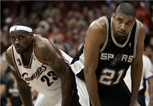 邮报：明年世界杯上下半场中段设强制补水时间，每次三分钟（《邮报》：明年世界杯将在上下半场中段增设3分钟强制补水暂停）